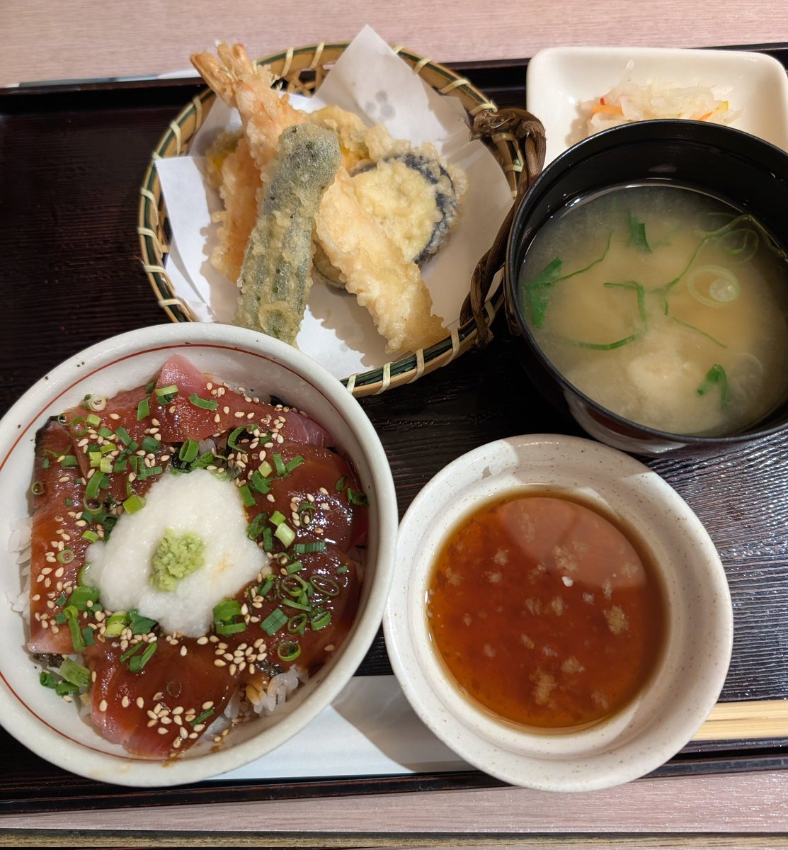 torish935's tweet photo. 認知症の父、最近は定食屋のメニュー見ても好きなものがどれかわからない。注文したのは、苦手なはずのマグロ丼。テーブルに定食きたら案の定「これ頼んでない😞」と言う。そんな予感したアタシ、父の好物のカツ丼を注��🤭。「それいいなぁ🥺」と父。「じゃ交換ね🥰」と、マグロ丼が大好物なアタシ😎 https://t.co/pTdTFYqBJK
