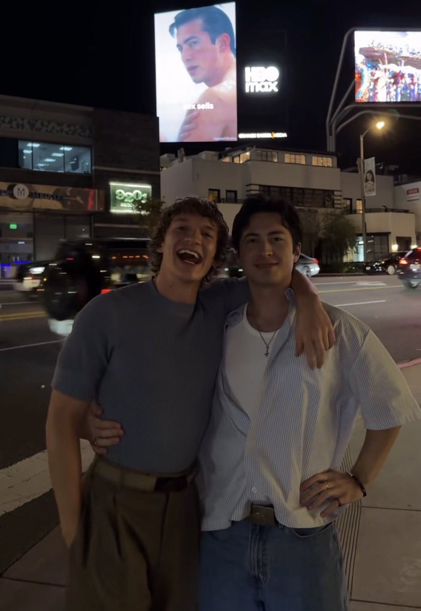 rebecca 🍂🏒 tweet media