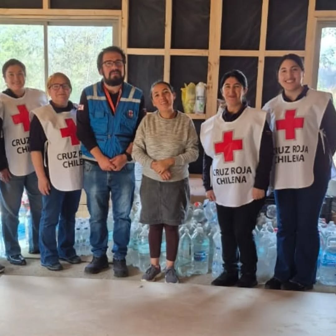 CruzRojaConce's tweet photo. Ayer, como Cruz Roja Concepción, estuvimos en el sector Lo Tato entregando agua embotellada a familias afectadas por los pasados incendios forestales. Seguimos presentes en el territorio, apoyando a la comunidad y reafirmando nuestro compromiso. https://t.co/5xzcw4CgXS