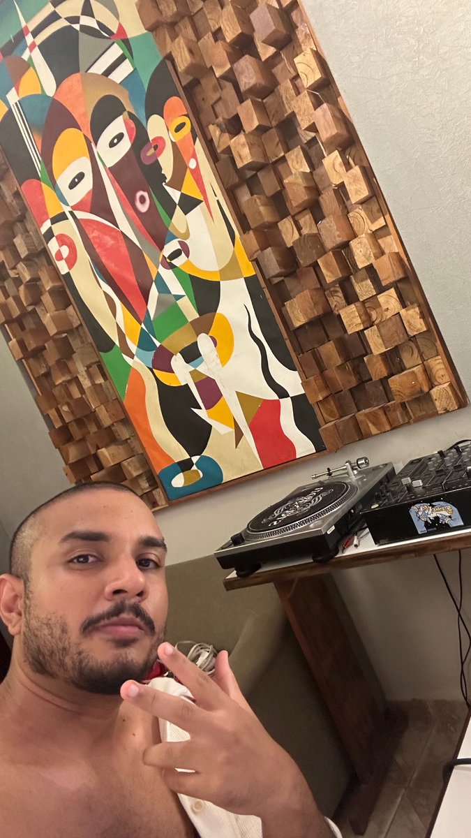 Hugogugs's tweet photo. Terminando o álbum novo https://t.co/8DyFbHN8RE