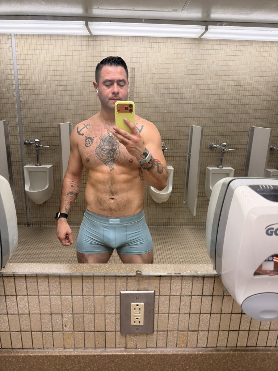 notthatguydanny's tweet image. Solid leg day.!! Also Skims #sorrynotsorry