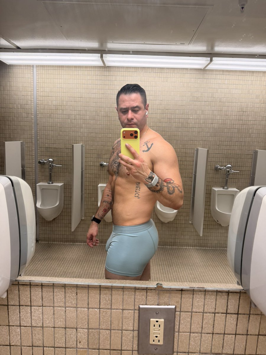 notthatguydanny's tweet image. Solid leg day.!! Also Skims #sorrynotsorry