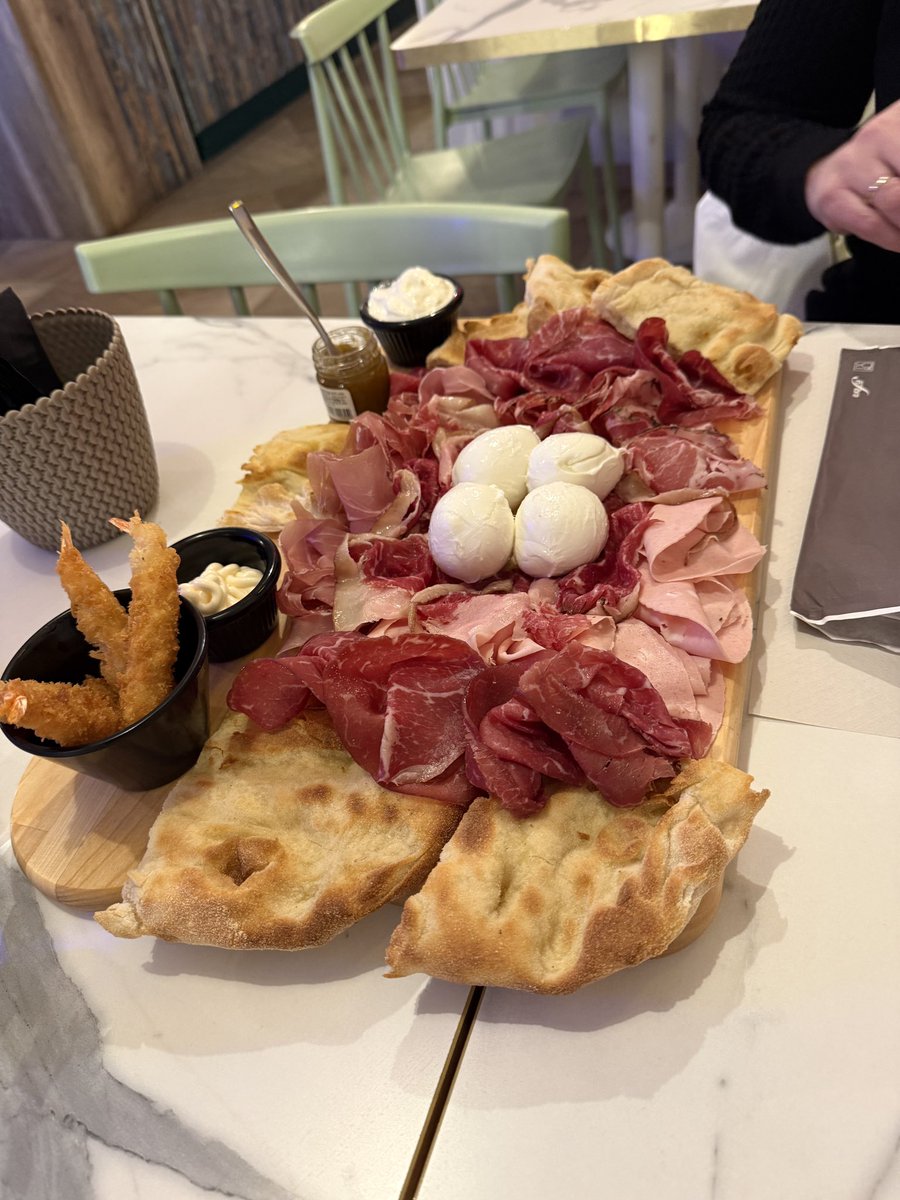 Jestli nějakou zemi kromě ČR vážně miluju, tak je to Itálie. Neuvěřitelně krásná země s nejúžasnější historií na světě. Dnes Bari. A ta jejich kuchyně...