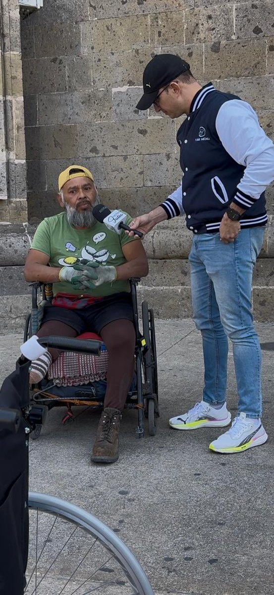 Hoy salimos de la cabina para entrevistar a la gente en el centro de la ciudad y conocí la historia de Jaime, a quien le regalamos una silla de ruedas, neta al conocer su historia, muchos paros se quedan en segundo termino #LosBuenosSomosMás