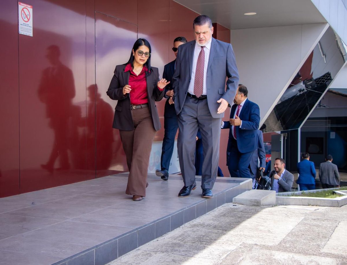 CJudicaturaEc's tweet photo. 🛣️🚘 | #CJEnTerritorio

¡Cumplimos agenda en la Atenas del Ecuador! 🇪🇨

El Presidente @DamianLarcoG y los vocales @MagalyRuizCajas y @_AlfredoCuadros conocieron las modernas instalaciones del Centro de Investigación CIITT de la @UCatolicaCuenca.

Visitaron la Cámara de Gesell, un espacio con equipamiento de última generación que fortalece la formación técnica en la toma de testimonios y la protección de derechos en Azuay. 

#ConstruimosConfianza 🤝