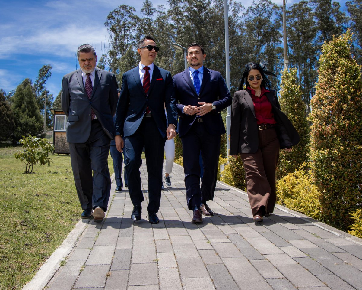 CJudicaturaEc's tweet photo. 🛣️🚘 | #CJEnTerritorio

¡Cumplimos agenda en la Atenas del Ecuador! 🇪🇨

El Presidente @DamianLarcoG y los vocales @MagalyRuizCajas y @_AlfredoCuadros conocieron las modernas instalaciones del Centro de Investigación CIITT de la @UCatolicaCuenca.

Visitaron la Cámara de Gesell, un espacio con equipamiento de última generación que fortalece la formación técnica en la toma de testimonios y la protección de derechos en Azuay. 

#ConstruimosConfianza 🤝