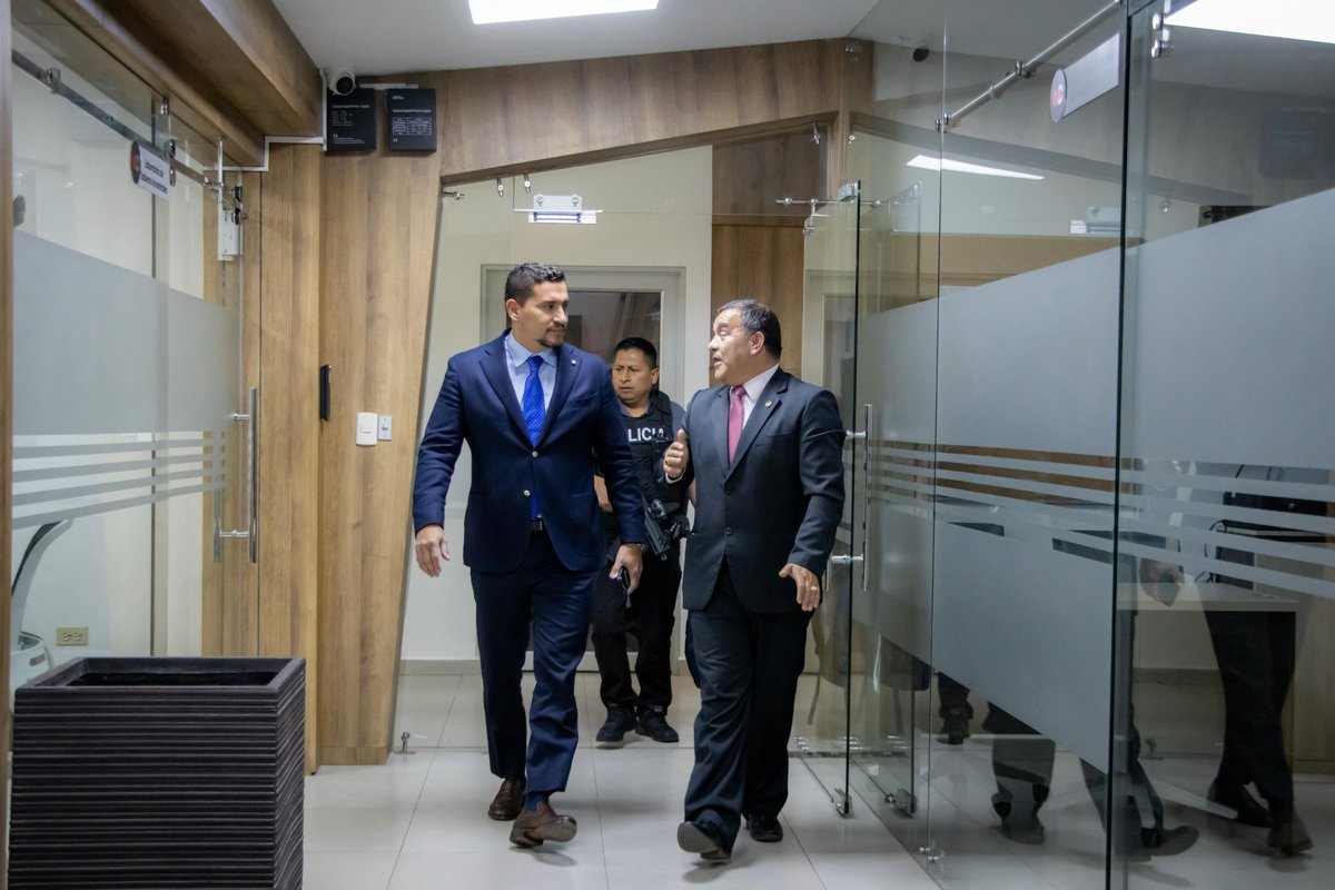 CJudicaturaEc's tweet photo. 🛣️🚘 | #CJEnTerritorio

¡Cumplimos agenda en la Atenas del Ecuador! 🇪🇨

El Presidente @DamianLarcoG y los vocales @MagalyRuizCajas y @_AlfredoCuadros conocieron las modernas instalaciones del Centro de Investigación CIITT de la @UCatolicaCuenca.

Visitaron la Cámara de Gesell, un espacio con equipamiento de última generación que fortalece la formación técnica en la toma de testimonios y la protección de derechos en Azuay. 

#ConstruimosConfianza 🤝