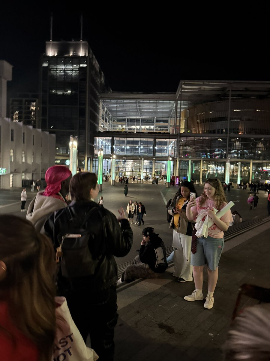 gabs 🧸ྀི IS SEEING ARIANA tweet media