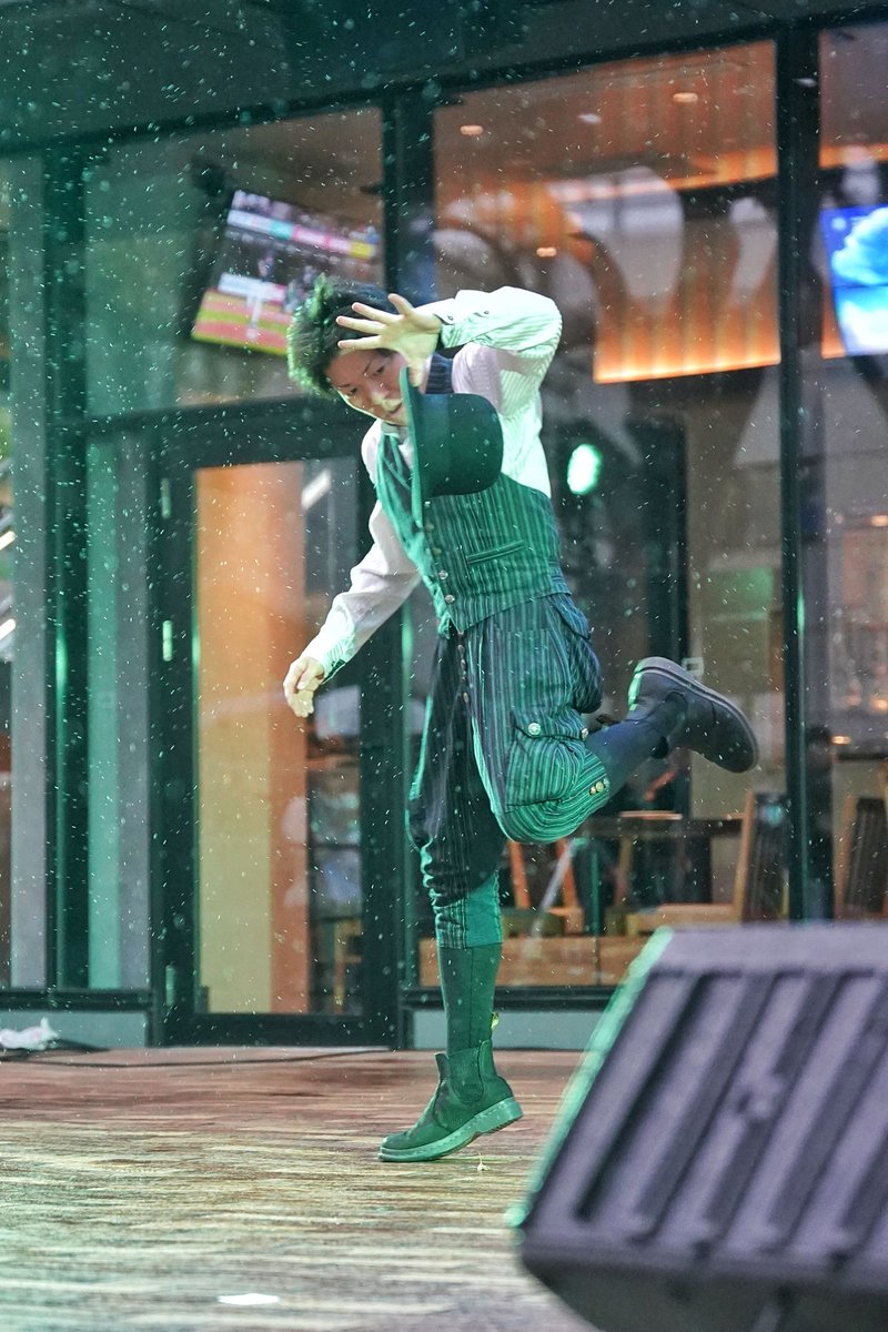 3/20 BASEGATE横浜関内 OPENING FESTIVAL
idio2 さん
その５

3回目、なんとなくポツポツと……あれれ？
それでも続けるお二人、傘もささず退避しない観客。きっと運営の方は驚いていたのではと思う。😅
超久々使用の広角レンズ……ピントとぶれ。😵🙏💦

#idio2
#BASEGATE横浜関内