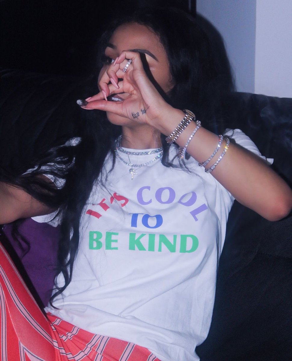 𝓐 𓆩ᥫ᭡𓆪 tweet media