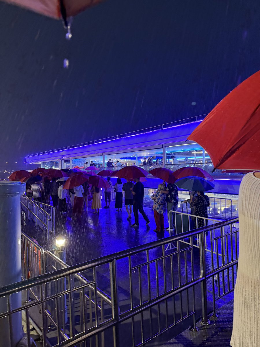 Good night fam, hope you guys enjoyed your Friday 🫡

Going on a dinner cruise 🚢 
Sadly it’s raining so the upper deck is closed 🥲

Catch you in the AM