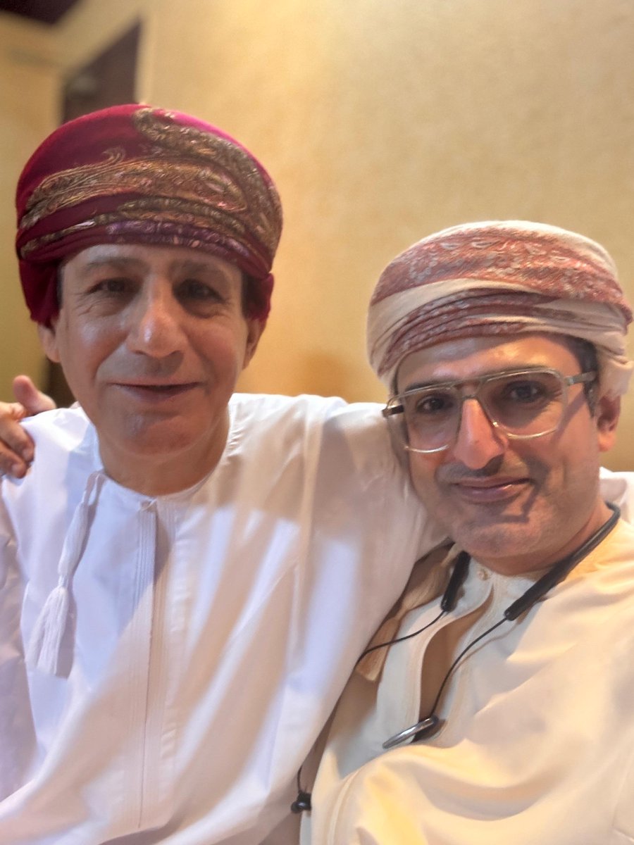 MuawiyaAlrawahi's tweet photo. يا الله! ما أعرف متى فعلا خذيت إجازة حقيقية!

اليوم ما فكرت في الشغل ..
وما فكرت في الحرب
وما فكرت في الرأي العام

اليوم أول عيد لي كأب!!

وكان مليء بخلاصات ما توقعت حجمها!

بالذات الأيام الأخيرة اللي بدأت (أخذ نفسي بجدية واجد) .. وكان هذا اليوم كفيلا بنفس كل شيء .. 

اليوم فعلا، أدركت أنني لم أعد مهما! حقا حقا! لست مهما لأي شيء، لأي شخص، لأي رأي عام! لست مهما، لا أنا ولا حسابي اللي فيه مئة ألف، ولا مهارتي المتدفقة في الكتابة! لست مهما، ولا أقول هذا جلدا للذات!

أقوله إدراكا للحقيقة، أنني عرفت أين أنا مهم حقا، أين أنا مهم جدا. مهم في هذه العائلة، مهم (أبا) مهم (ابنا) .. مهم (زوجا) .. مهم (أخا) .. مهم (خالا) .. 

أما كل ذلك الذي كان يتراكم من ضغط نفسي شديد، فاليوم، وصل لأقصاه وانهار دفعة واحدة. كأي فقاعة من فقاقيع الوهم. وبصدق، لم أعد أهتم، ليس من باب العبث واللامبالاة، ليس من باب الشعور أن العالم غير مهم، أو مثلا القارئ غير مهم، سأكتب وسأواصل الكتابة، واحترام القارئ، وسأنشر وأواصل النشر واحترام المتلقي، لن يتغير شيء. الذي تغير هو الدافع.

كنت أحتاج لحسم هذا لفكريا، لأنني حقا منذ عودتي لعمان سئمت محاولة فهمي وضعي. وتعبت من محاولة اكتشاف دوري الاجتماعي، وأيضا تعبت من ملاحقة الضغوط لي، واضطراري بين الفترة والأخرى للدفاع عن نفسي!

سنة ونصف متتالية، وأنا من زحام وراء زحام، ضغط شديد لا يوصف، وأنا لا أستطيع إيجاد يوم خالٍ من المشاغل. والمتراكمات التي أصل لحالة من التسليم بالأمر الواقع، وأستسلم للوقت وأدعه يمر وأقول: يوما ما سأستطيع التفكير!

تأسيس ميزان، إعادة برمجة النموذج، معاناة الجمع بين العقود والعملاء، والدراسة التي تشتد وتشتدُّ بلا توقف. ثم إنطلاق نموذج ال��وتيوب، وإنطلاق نموذج تعدد المؤثرين، وبعده نبوءة الذكاء الصناعي، وتصميم أدوات ميزان. 

وفجأة، قبل عدة أيام أفتح جهازي لأجد الأداة الأخيرة قد جهزت، والخبير العلمي للفريق قد بدأ عمله، والقوالب جاهزة، والنظام العام جاهز! ولدي بعض الوقت لأجل وأفهم! 

ويتضح لي الأمر بكل فرح "أنا غير مهم" .. مهم في المكان المناسب الذي يجب أن أكون مهما فيه، أنا هنا مجرد مجرد آخر. لا معاوية المجنون المريض، ولا معاوية الكاتب المثقف الذي يجب أن يكون "مهما" لسبب ما أو لآخر. لست مهما، رأيي غير مهم، ولست شخصا عابرا لا يؤثر، ولست مؤثرا لا يعيش الشارع بدونه. واحد من بين عشرات الآلاف...

سمحت لنفسي اليوم بالفرح، وبالشعور بالنجاة مجددا. النجاة من ذلك المأزق مجددا .. 
من وهم أنه لا يمكن الاستغناء عني في شيء ما من أشي��ء الكتابة، أو الإنترنت، يمكن الاستغناء عن الجميع، ومن الأساس هناك تكدس من الكافية في هذا الجانب.

شعور عارم بالتخفف من أعباء المزاحمة على المكانة، والمزاحمة على الأدوار .. أخذ عاما ونصف العام لكي أصل له. 

سمحت لنفسي أن أكون سعيدا اليوم، ومعي ا��ني الملهم، وأبي الذي يرى فيه ابنه، وأنا أرى في نفسي أبي! 

هناك عرفت أنني مهم، مهم في هذا السياق، مهم في ذلك المنزل، مهم في هذه العائلة، ولا يهم أبدا ما أكونه في أي مكان آخر غير هذا المكان الذي تملؤه المحبة والخضرة!
لا مزيد من جلد أو مدح الذات. 
لقد عرفت ما أكون! وما أريد!

الحمد لله رب العالمين!

مخاض ست سنوات
حسم اليوم نهائيا!

من أنا؟

أنا ماريو

الذي كان يوما ما معاوية الرواحي
وإن لم تستطع فهم آخر سطرين
فأنت لست مهما في حياتي
ولن أكون مهما في حياتك ..
فدعنا نعيش غرباء نتوازى
ولا نتقاطع ..