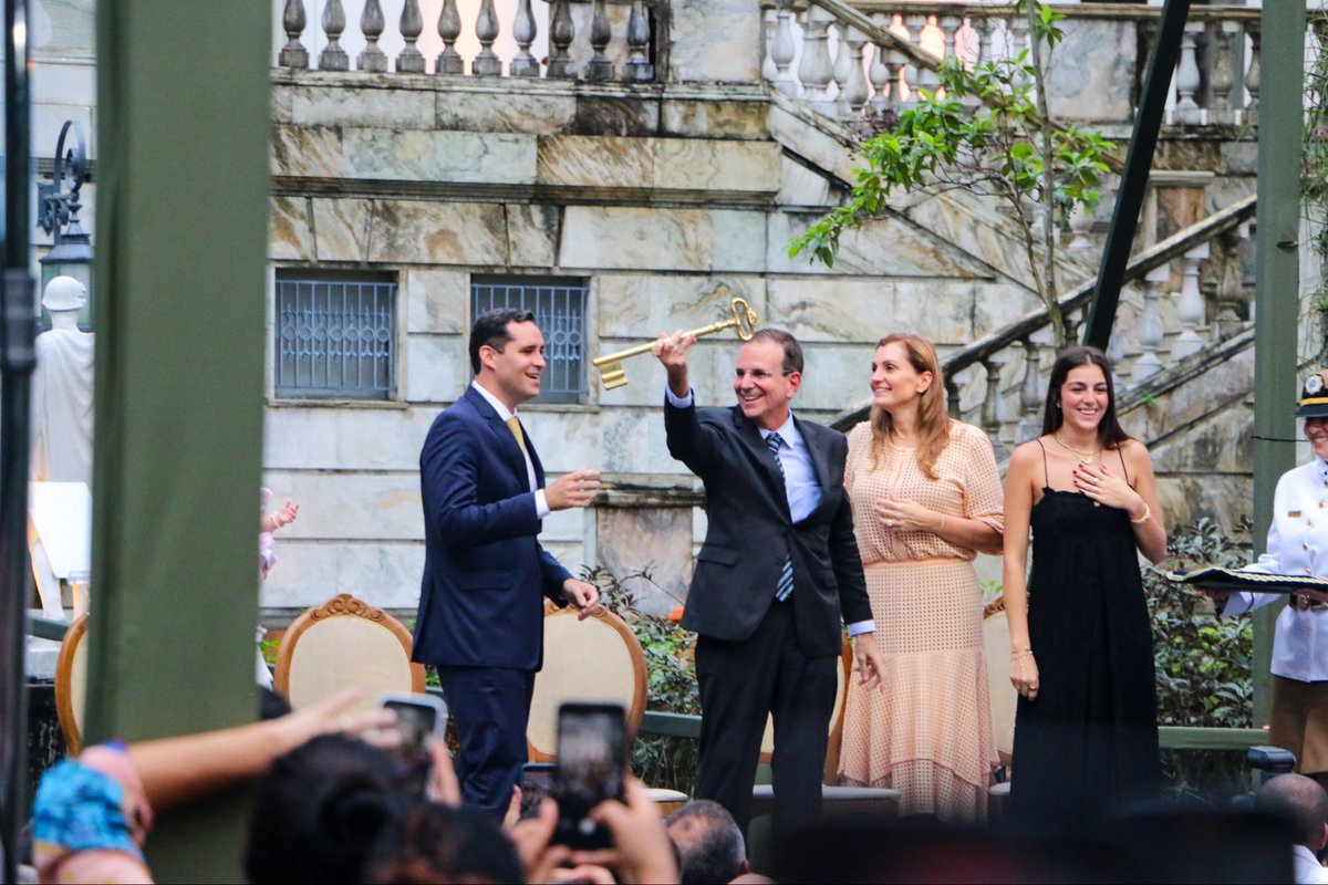 offelipepires's tweet photo. Foi uma honra prestigiar esse momento tão importante para a nossa cidade, em que Eduardo Cavaliere assume a Prefeitura do Rio como o mais jovem prefeito da história.

Com a experiência de quem aprendeu ao lado de Eduardo Paes, tenho certeza de que seguirá avançando e enfrentando os desafios da cidade com responsabilidade.

Nosso mandato está à disposição para construir soluções e trabalhar pelo povo carioca. Conte conosco! 🤝🏻