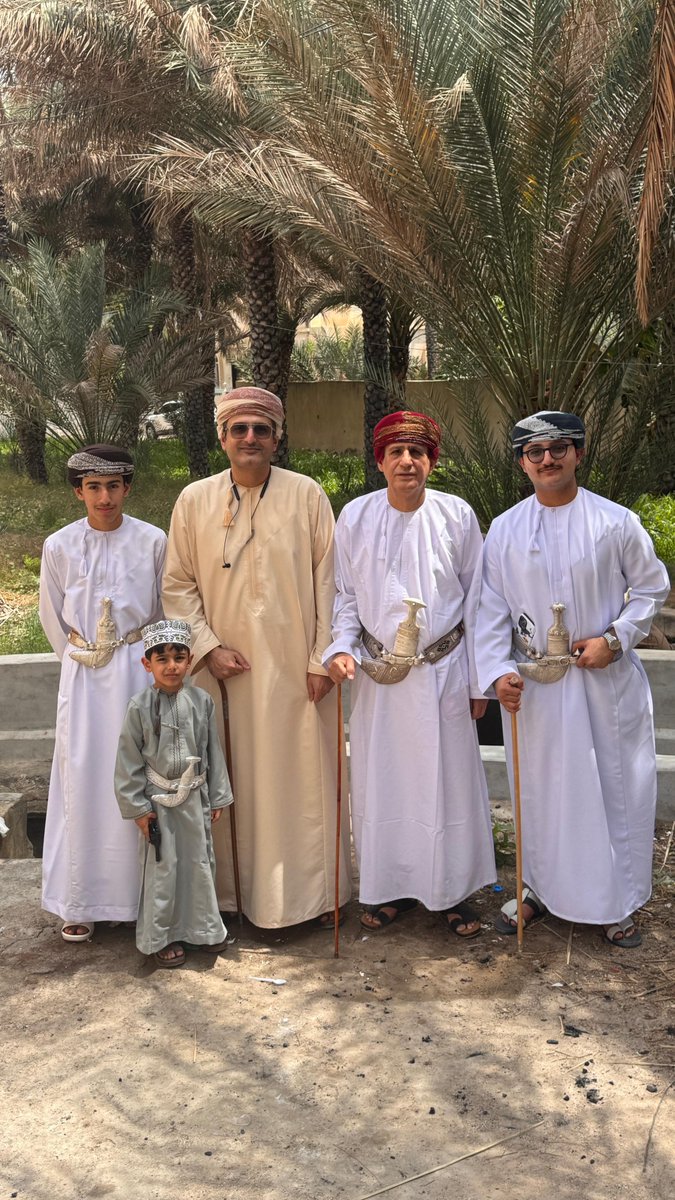 MuawiyaAlrawahi's tweet photo. يا الله! ما أعرف متى فعلا خذيت إجازة حقيقية!

اليوم ما فكرت في الشغل ..
وما فكرت في الحرب
وما فكرت في الرأي العام

اليوم أول عيد لي كأب!!

وكان مليء بخلاصات ما توقعت حجمها!

بالذات الأيام الأخيرة اللي بدأت (أخذ نفسي بجدية واجد) .. وكان هذا اليوم كفيلا بنفس كل شيء .. 

اليوم فعلا، أدركت أنني لم أعد مهما! حقا حقا! لست مهما لأي شيء، لأي شخص، لأي رأي عام! لست مهما، لا أنا ولا حسابي اللي فيه مئة ألف، ولا مهارتي المتدفقة في الكتابة! لست مهما، ولا أقول هذا جلدا للذات!

أقوله إدراكا للحقيقة، أنني عرفت أين أنا مهم حقا، أين أنا مهم جدا. مهم في هذه العائلة، مهم (أبا) مهم (ابنا) .. مهم (زوجا) .. مهم (أخا) .. مهم (خالا) .. 

أما كل ذلك الذي كان يتراكم من ضغط نفسي شديد، فاليوم، وصل لأقصاه وانهار دفعة واحدة. كأي فقاعة من فقاقيع الوهم. وبصدق، لم أعد أهتم، ليس من باب العبث واللامبالاة، ليس من باب الشعور أن العالم غير مهم، أو مثلا القارئ غير مهم، سأكتب وسأواصل الكتابة، واحترام القارئ، وسأنشر وأواصل النشر واحترام المتلقي، لن يتغير شيء. الذي تغير هو الدافع.

كنت أحتاج لحسم هذا لفكريا، لأنني حقا منذ عودتي لعمان سئمت محاولة فهمي وضعي. وتعبت من محاولة اكتشاف دوري الاجتماعي، وأيضا تعبت من ملاحقة الضغوط لي، واضطراري بين الفترة والأخرى للدفاع عن نفسي!

سنة ونصف متتالية، وأنا من زحام وراء زحام، ضغط شديد لا يوصف، وأنا لا أستطيع إيجاد يوم خالٍ من المشاغل. والمتراكمات التي أصل لحالة من التسليم بالأمر الواقع، وأستسلم للوقت وأدعه يمر وأقول: يوما ما سأستطيع التفكير!

تأسيس ميزان، إعادة برمجة النموذج، معاناة الجمع بين العقود والعملاء، والدراسة التي تشتد وتشتدُّ بلا توقف. ثم إنطلاق نموذج ال��وتيوب، وإنطلاق نموذج تعدد المؤثرين، وبعده نبوءة الذكاء الصناعي، وتصميم أدوات ميزان. 

وفجأة، قبل عدة أيام أفتح جهازي لأجد الأداة الأخيرة قد جهزت، والخبير العلمي للفريق قد بدأ عمله، والقوالب جاهزة، والنظام العام جاهز! ولدي بعض الوقت لأجل وأفهم! 

ويتضح لي الأمر بكل فرح "أنا غير مهم" .. مهم في المكان المناسب الذي يجب أن أكون مهما فيه، أنا هنا مجرد مجرد آخر. لا معاوية المجنون المريض، ولا معاوية الكاتب المثقف الذي يجب أن يكون "مهما" لسبب ما أو لآخر. لست مهما، رأيي غير مهم، ولست شخصا عابرا لا يؤثر، ولست مؤثرا لا يعيش الشارع بدونه. واحد من بين عشرات الآلاف...

سمحت لنفسي اليوم بالفرح، وبالشعور بالنجاة مجددا. النجاة من ذلك المأزق مجددا .. 
من وهم أنه لا يمكن الاستغناء عني في شيء ما من أشي��ء الكتابة، أو الإنترنت، يمكن الاستغناء عن الجميع، ومن الأساس هناك تكدس من الكافية في هذا الجانب.

شعور عارم بالتخفف من أعباء المزاحمة على المكانة، والمزاحمة على الأدوار .. أخذ عاما ونصف العام لكي أصل له. 

سمحت لنفسي أن أكون سعيدا اليوم، ومعي ا��ني الملهم، وأبي الذي يرى فيه ابنه، وأنا أرى في نفسي أبي! 

هناك عرفت أنني مهم، مهم في هذا السياق، مهم في ذلك المنزل، مهم في هذه العائلة، ولا يهم أبدا ما أكونه في أي مكان آخر غير هذا المكان الذي تملؤه المحبة والخضرة!
لا مزيد من جلد أو مدح الذات. 
لقد عرفت ما أكون! وما أريد!

الحمد لله رب العالمين!

مخاض ست سنوات
حسم اليوم نهائيا!

من أنا؟

أنا ماريو

الذي كان يوما ما معاوية الرواحي
وإن لم تستطع فهم آخر سطرين
فأنت لست مهما في حياتي
ولن أكون مهما في حياتك ..
فدعنا نعيش غرباء نتوازى
ولا نتقاطع ..