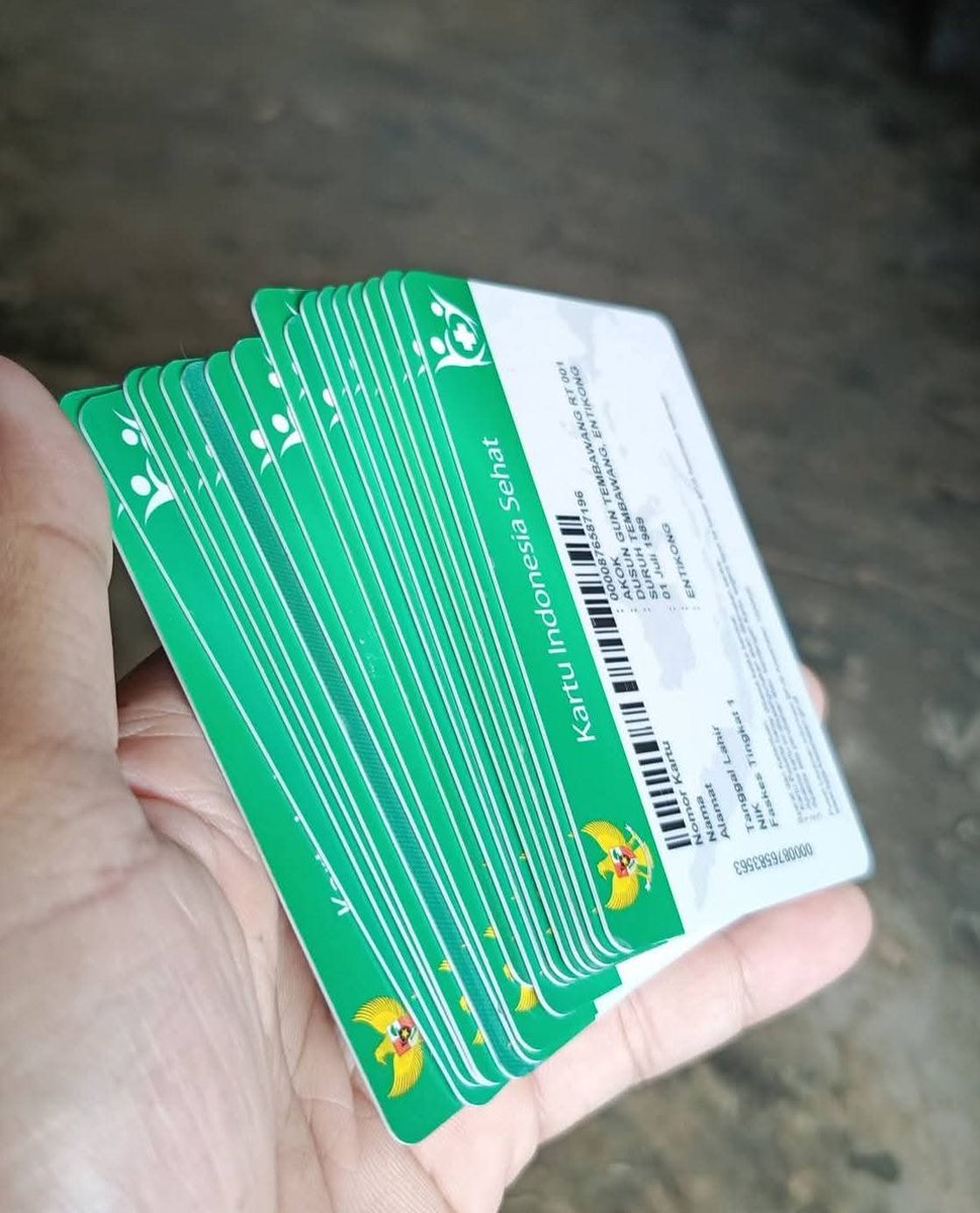Ini benar² tindakan keji!  Bagaimana bisa ada oknum yang sengaja membuang Kartu Indonesia Sehat (KIS) milik warga miskin?  Padahal kartu itu harapan satu² nya bagi mereka untuk mendapatkan pengobatan.  Pemerintah harus bertindak tegas dan mengusut tuntas masalah ini!  Siapa