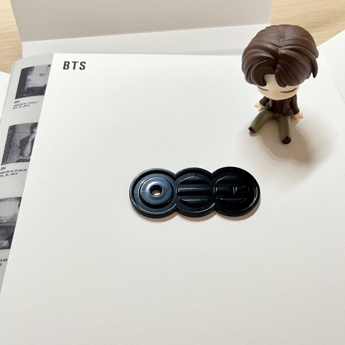 뺄 수 없는 오전 일정에 서글퍼하다가 끝나자마자 반쯤 포기 상태로 앨범이나 사자 하고 달려갔는데 (가까운 매장엔 들어오질 않아서😭) XS 검은색 하나, XXL 회색 하나 남아있는게 아니겠습니까!
사실 회색 갖고 싶었는데 최애가 탕이아범 아니랄까봐.. 그래도 하나 산 게 어디냐며..🐈‍⬛🖤