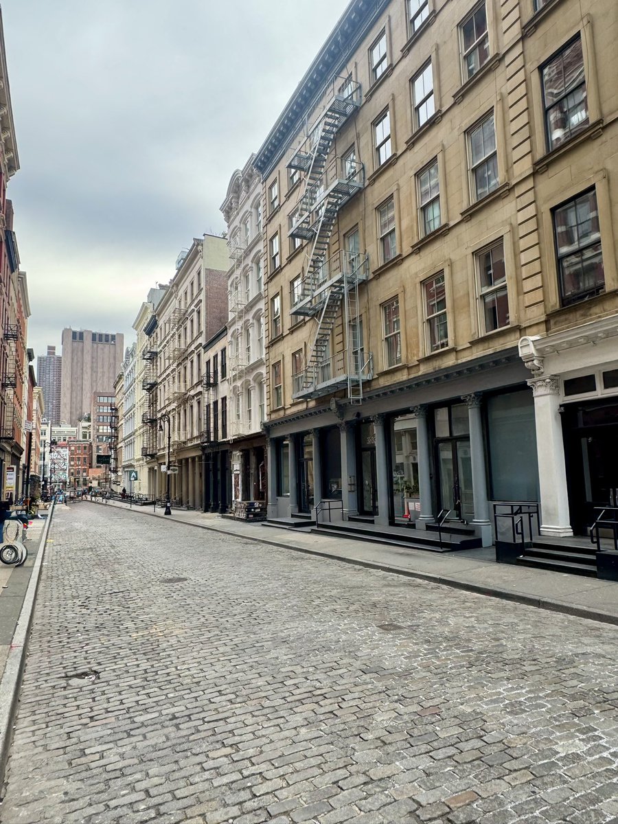 SchnepfNicholas's tweet photo. Neautrals 🤎
#architecture #quickflicks #mercerstreet https://t.co/RdtOhgB9sc