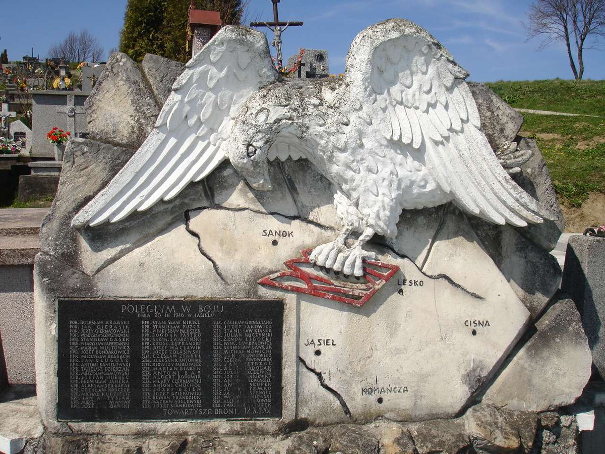 80 lat temu, 20 marca 1946 roku, zbrodniarze z UPA zamordowali kilkudziesięciu polskich żołnierzy Wojsk Ochrony Pogranicza i funkcjonariuszy Milicji Obywatelskiej w Jasielu, nieistniejącej już dzisiaj miejscowości na terenie obecnego województwa podkarpackiego. Tamtejsza placówka