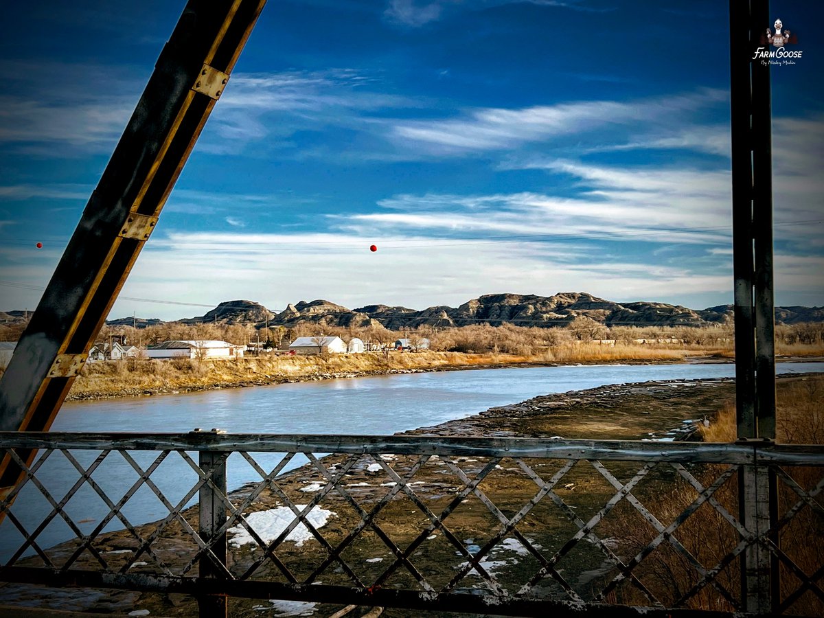 goosenissley's tweet photo. A remarkably not-unpleasant day over the Yellowstone :)
https://t.co/xA8GT5VLBO
#BellStreetBridge #GlendiveMT #Glendive #YellowstoneRiver #historicbridge #steeltrussbridge #Montanaphotographer #grainelevator #oldelevator #abandonedelevator #EasternMontana https://t.co/O9NnbaaDnL