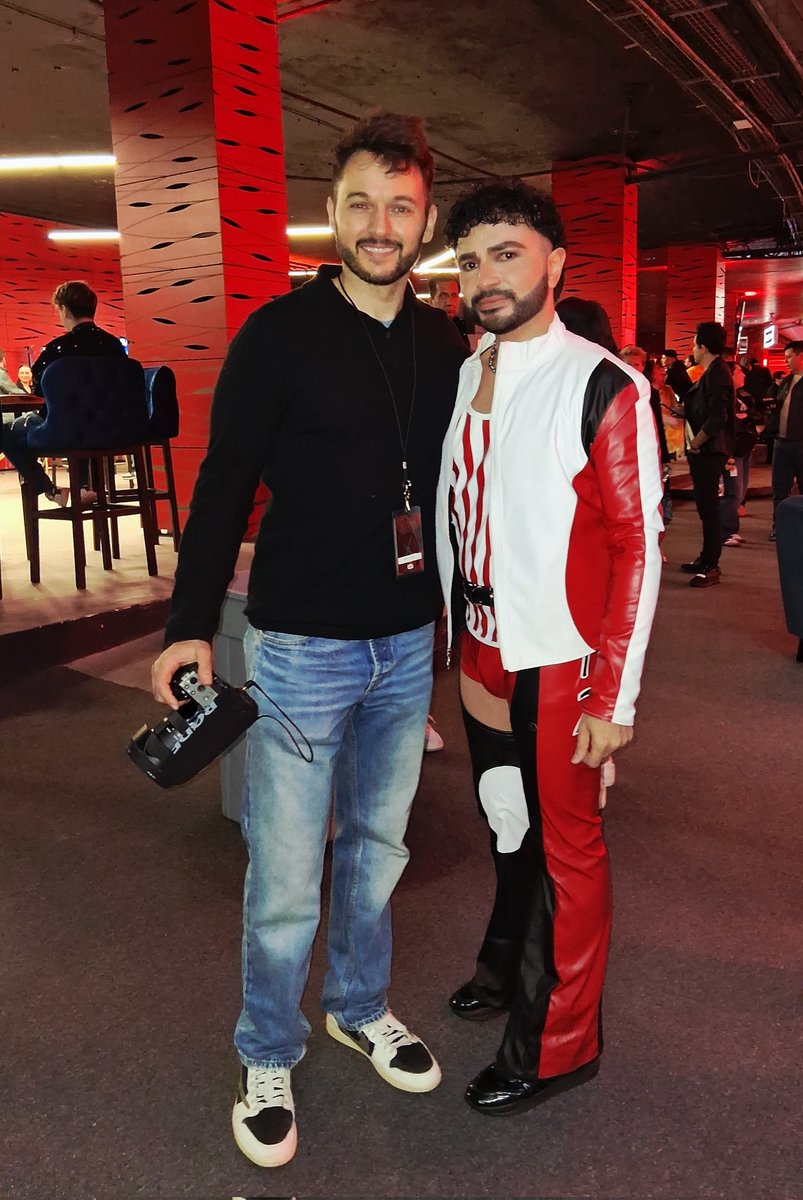 TheRealXlises's tweet image. Sigo mega feliz de poder disfrutar a mi Diosa @xtina en vivo, cantando hermoso y más bella que nunca. Mi concierto número 13 y por fin foto con Matt @m_rutler WOW, siempre te voy a amar mi Reina 🙌🏼😍🇲🇽❤️✨️
#xtina #XtinaenMexico