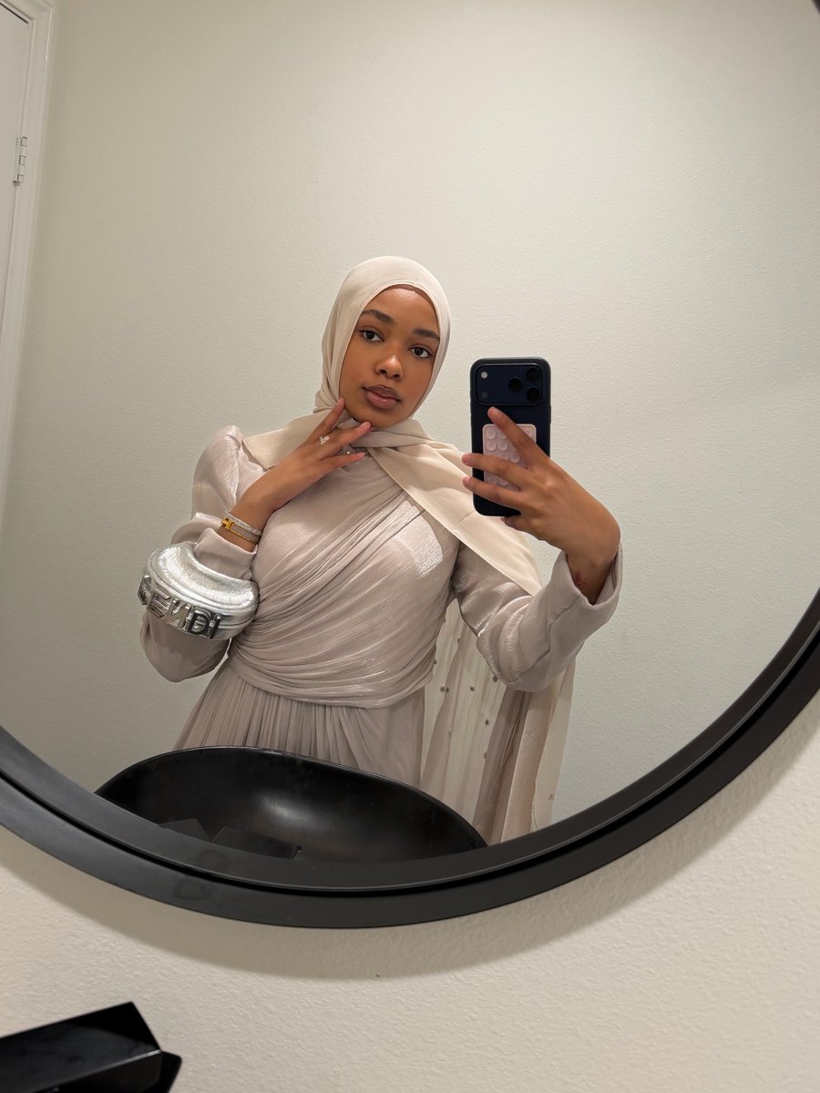 𝑫𝒆𝒎𝒊’ 𝑳𝒐𝒏𝒅𝒐𝒏 ☆ tweet media