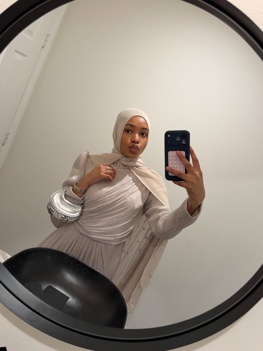 𝑫𝒆𝒎𝒊’ 𝑳𝒐𝒏𝒅𝒐𝒏 ☆ tweet media