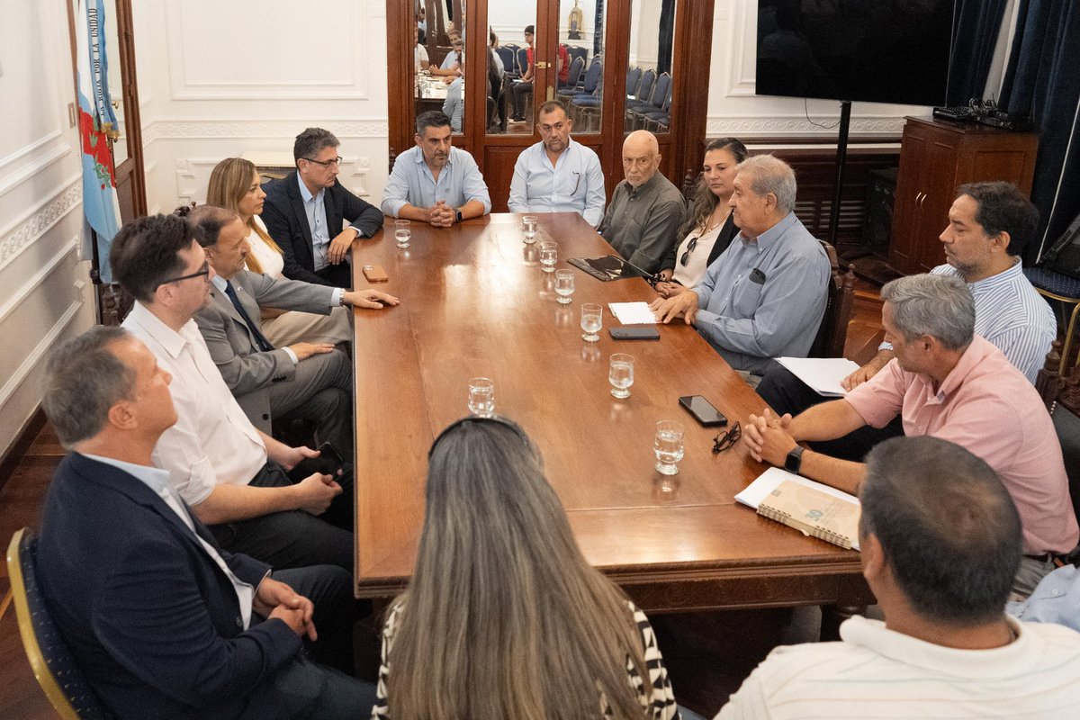 QuintelaRicardo's tweet photo. Nueva reunión con CARPA para seguir articulando con trabajadores y trabajadoras del sector y definir acciones concretas.

Con un gran esfuerzo de la provincia, restablecemos el fondo rotatorio como una herramienta clave para impulsar la producción y fortalecer las economías regionales. En un contexto económico complejo, sostenemos una decisión clara, acompañar a quienes producen y generan trabajo en La Rioja.