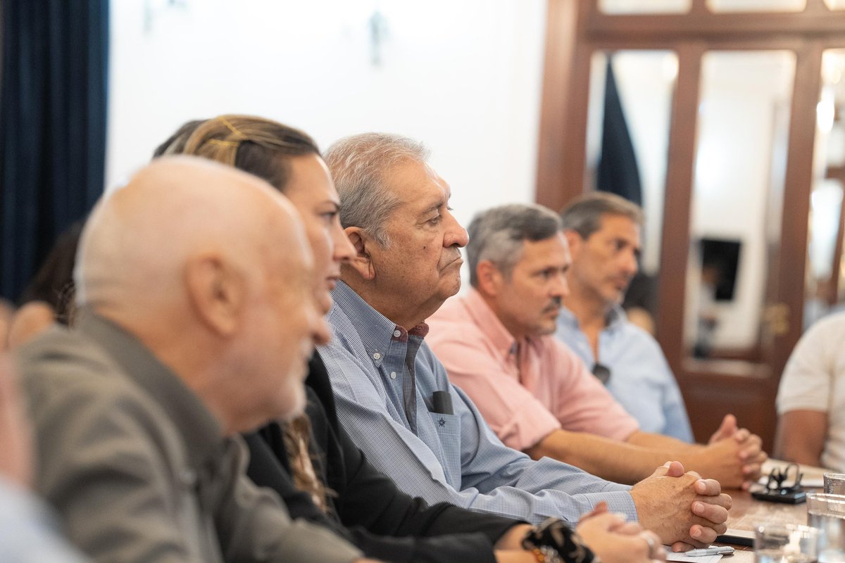 QuintelaRicardo's tweet photo. Nueva reunión con CARPA para seguir articulando con trabajadores y trabajadoras del sector y definir acciones concretas.

Con un gran esfuerzo de la provincia, restablecemos el fondo rotatorio como una herramienta clave para impulsar la producción y fortalecer las economías regionales. En un contexto económico complejo, sostenemos una decisión clara, acompañar a quienes producen y generan trabajo en La Rioja.