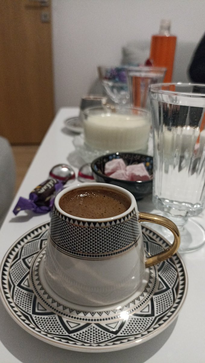 BetulHasrin's tweet photo. Bayram boyunca sorulan ve sorulacak olan sorulara karşı hayırlısı butonuna basmaktan parmağım aşındı. Günün en hak edilmiş kahvesi ektedir. İyi bayramlar.☕🍬 https://t.co/Vz7Vk5j3lP