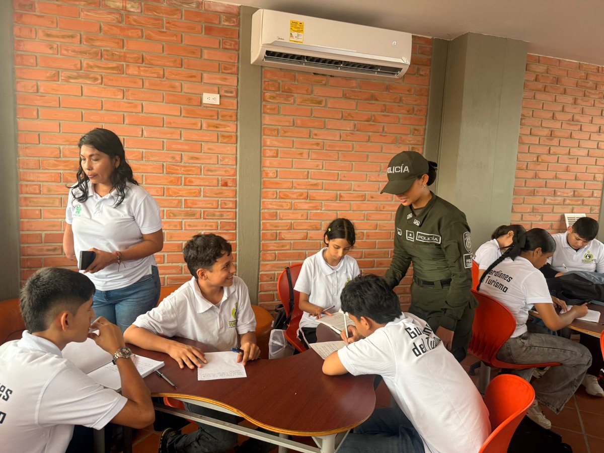 PoliciaCucuta's tweet photo. #TurismoSeguro | 👮🏼‍♂️🌎 Seguimos fortaleciendo conocimientos con nuestros Guardianes del Turismo. Formando jóvenes comprometidos con la protección de nuestro patrimonio y la promoción de un turismo responsable. https://t.co/oVB7esxhTR