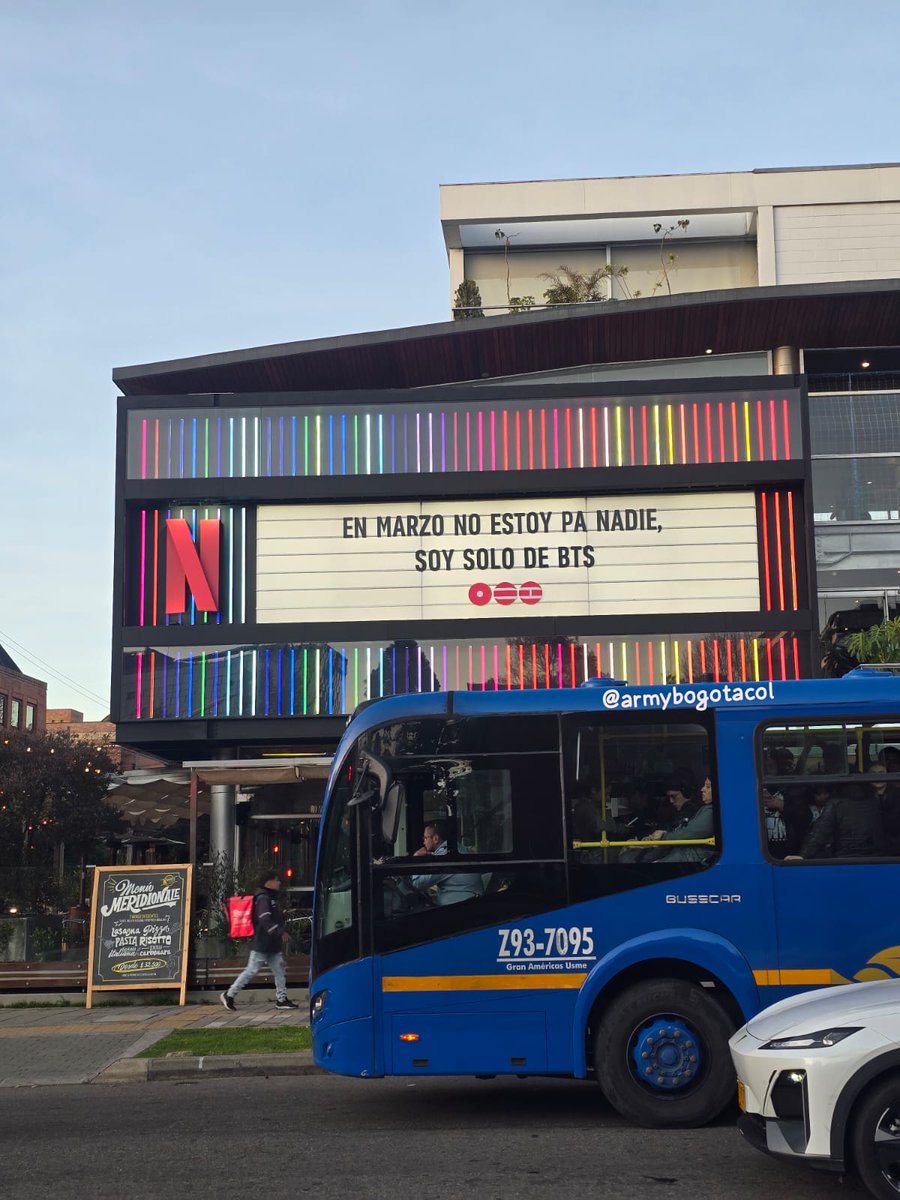 ARMYBogotaCol's tweet photo. Teníamos que venir a ver el cartel que Netflix Colombia puso en Bogotá y que habla por todx ARMY respecto al lanzamiento de ARIRANG y el comeback en vivo mañana 💜🤪

#BTS_ARIRANG 
#BTS_SWIM https://t.co/crclHZFcfA