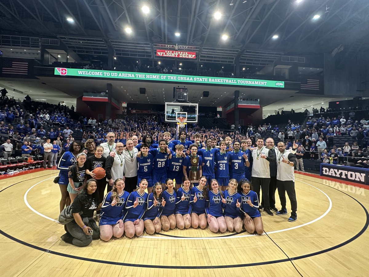 WyomingSports's tweet photo. State Champions!!!! #OnWyoming https://t.co/xrUbW8gxYH