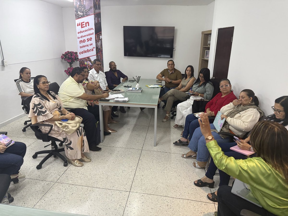 Iniciamos la Ruta Integral de Acompañamiento (RIA) con la I.E. Técnica Comercial e Industrial de Palmar de Varela. Junto a su rectora y equipo directivo, escuchamos sus necesidades en alimentación escolar, infraestructura y fortalecimiento académico.📚🙌🏼