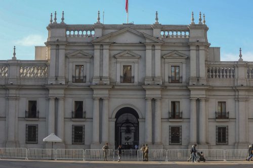 PiensaPrensa's tweet photo. En medio de una FALSA EMERGENCIA José Kast sube el sueldo a sus asesores, (gobierno anterior $5,9 millones), Gobierno actual, DIEZ MILLONES.
A pocos días del cambio de mando, el Gobierno de José Antonio Kast tomó la decisión de modificar los términos para contratar a asesores estartégicos del Presidente y Ministerios. Incluyó una contundente alza de sueldos.

Se trata de un oficio de la Dirección de Presupuestos (Dipres), dependiente del Ministerio de Hacienda, donde se instruye requisitos para contratar asesores, se pone límites a las remuneraciones y se establece condiciones que deberán cumplir.

De acuerdo al documento, emitido el pasado martes 17 de marzo, los asesores del Presidente de la República podrán recibir hasta el 90% de la remuneración de su jefe.

El «Segundo Piso» de La Moneda en Chile es el gabinete de asesores presidenciales que trabaja directamente con el mandatario, conocido como un «gabinete en las sombras»