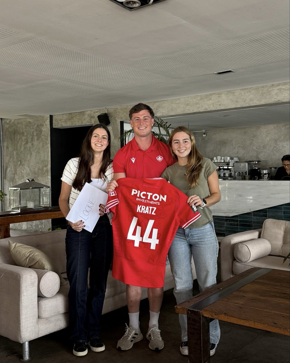 RugbyCanada's tweet photo. Jersey Presentation in Montevideo 🇺🇾

Thank you to our team liaisons Victoria and Colombina for presenting our jerseys ahead of HSBC SVNS 2 Montevideo this weekend 🇨🇦🏉

👉 Canada vs Germany
🗓️ March 21
⏰ 8:55am PT / 11:55am ET
📺 Watch live on TSN+

#RugbyCA | #OneSquad https://t.co/yE6wHouTFy