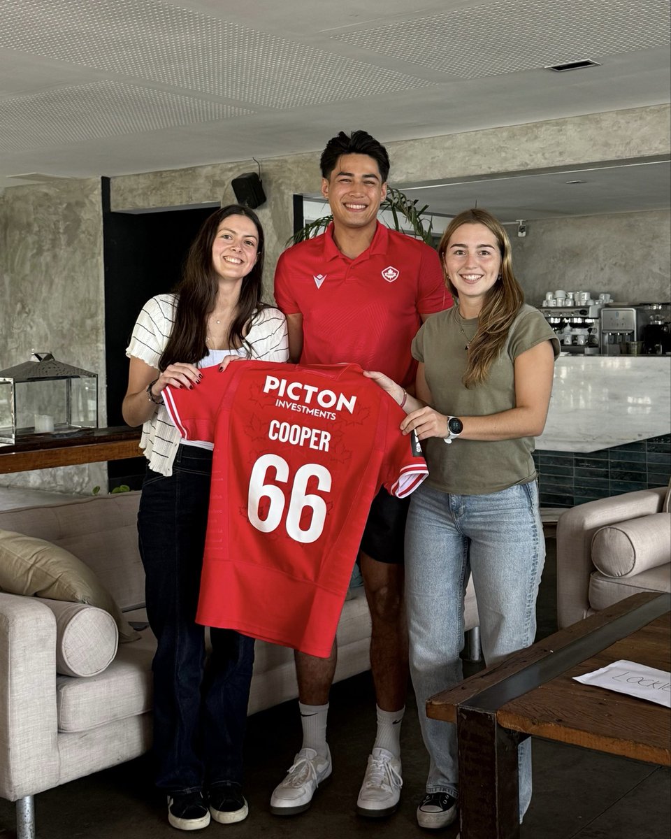RugbyCanada's tweet photo. Jersey Presentation in Montevideo 🇺🇾

Thank you to our team liaisons Victoria and Colombina for presenting our jerseys ahead of HSBC SVNS 2 Montevideo this weekend 🇨🇦🏉

👉 Canada vs Germany
🗓️ March 21
⏰ 8:55am PT / 11:55am ET
📺 Watch live on TSN+

#RugbyCA | #OneSquad https://t.co/yE6wHouTFy