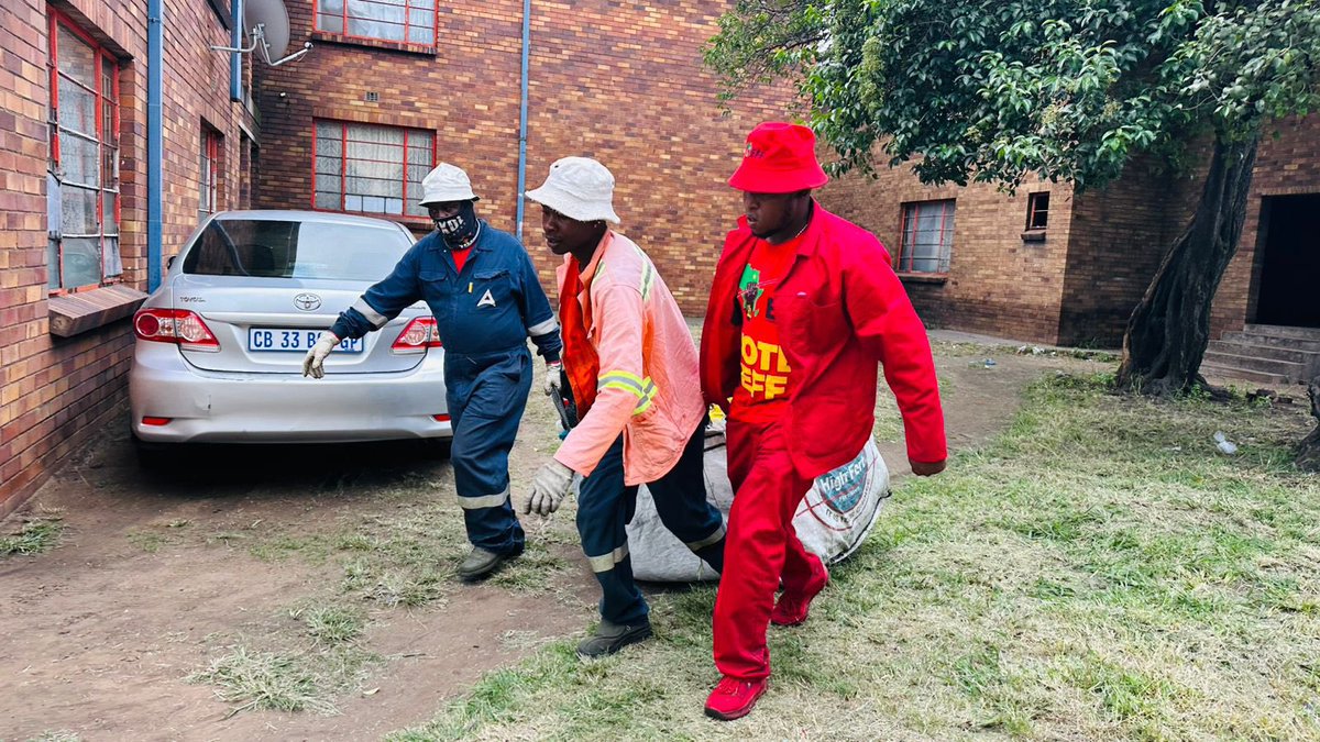 EFF_FreeState's tweet photo. ♦️In Pictures♦️ 

Our Provincial Secretary and Metsimaholo deployee, Commissar @MMsimanga_B together with SRCT members continued with the #AndriesTataneCleanUpCampaign at Umgababa hostel in ward 14 Metsimaholo.  

Residents welcomed the program and they are thankful to the EFF as they now live in a clean and safe environment.

Register To Vote In The 2026 Local Government Elections On The Following Link; 

https://t.co/SN8lqf7t8w