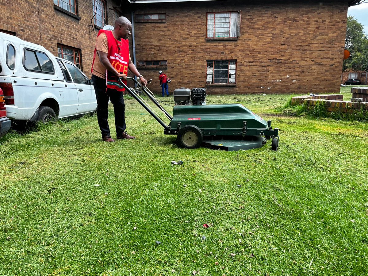 EFF_FreeState's tweet photo. ♦️In Pictures♦️ 

Our Provincial Secretary and Metsimaholo deployee, Commissar @MMsimanga_B together with SRCT members continued with the #AndriesTataneCleanUpCampaign at Umgababa hostel in ward 14 Metsimaholo.  

Residents welcomed the program and they are thankful to the EFF as they now live in a clean and safe environment.

Register To Vote In The 2026 Local Government Elections On The Following Link; 

https://t.co/SN8lqf7t8w