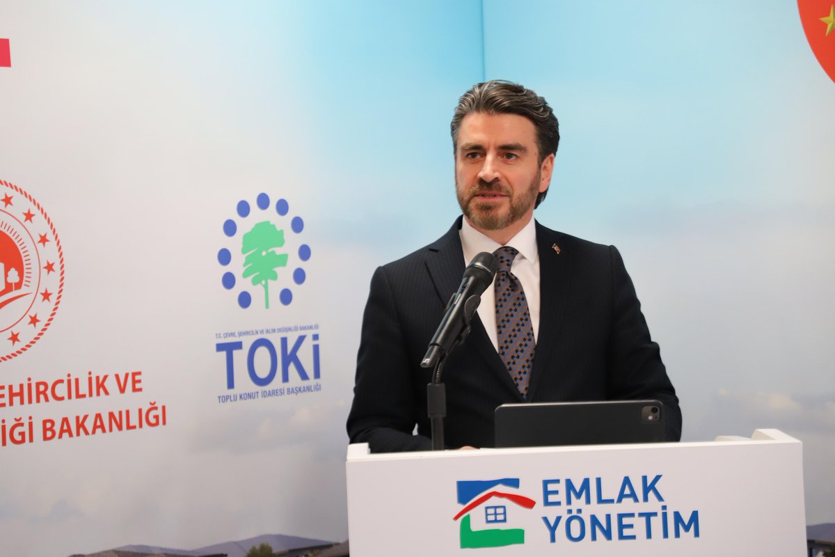EmlakYonetim's tweet photo. Emlak Yönetim A.Ş. Genel Müdürümüz Sayın Mehmet Akif Küçükdağ, Ramazan Bayramı dolayısıyla Ankara ofisimizde çalışanlarımızla bir araya gelerek bayramlaştı; İstanbul Genel Merkez’de bulunan personelimizin ve ülke genelindeki sitelerde görev yapan kurum yöneticileri ile çalışanlarımızın bayramını ise çevrimiçi bağlantı aracılığıyla tebrik etti.

Bayramlaşma kapsamında çalışma arkadaşlarımıza hitap eden Sayın Genel Müdürümüz, çalışanlarımızın bayramını kutlayarak birlik ve beraberliğin önemine değindi. Aile Yılı’nın önemini de anımsatarak, ailenin hayatımızdaki yerinin her şeyden önce geldiğini ifade eden Genel Müdürümüz, Emlak Yönetim olarak bizlerin de birbirine bağlı, güçlü ve büyük bir aile olduğunu vurguladı.

Emlak Yönetim A.Ş. olarak tüm çalışma arkadaşlarımızın ve kıymetli ailelerinin Ramazan Bayramı’nı en içten dileklerimizle kutluyoruz. 🌙