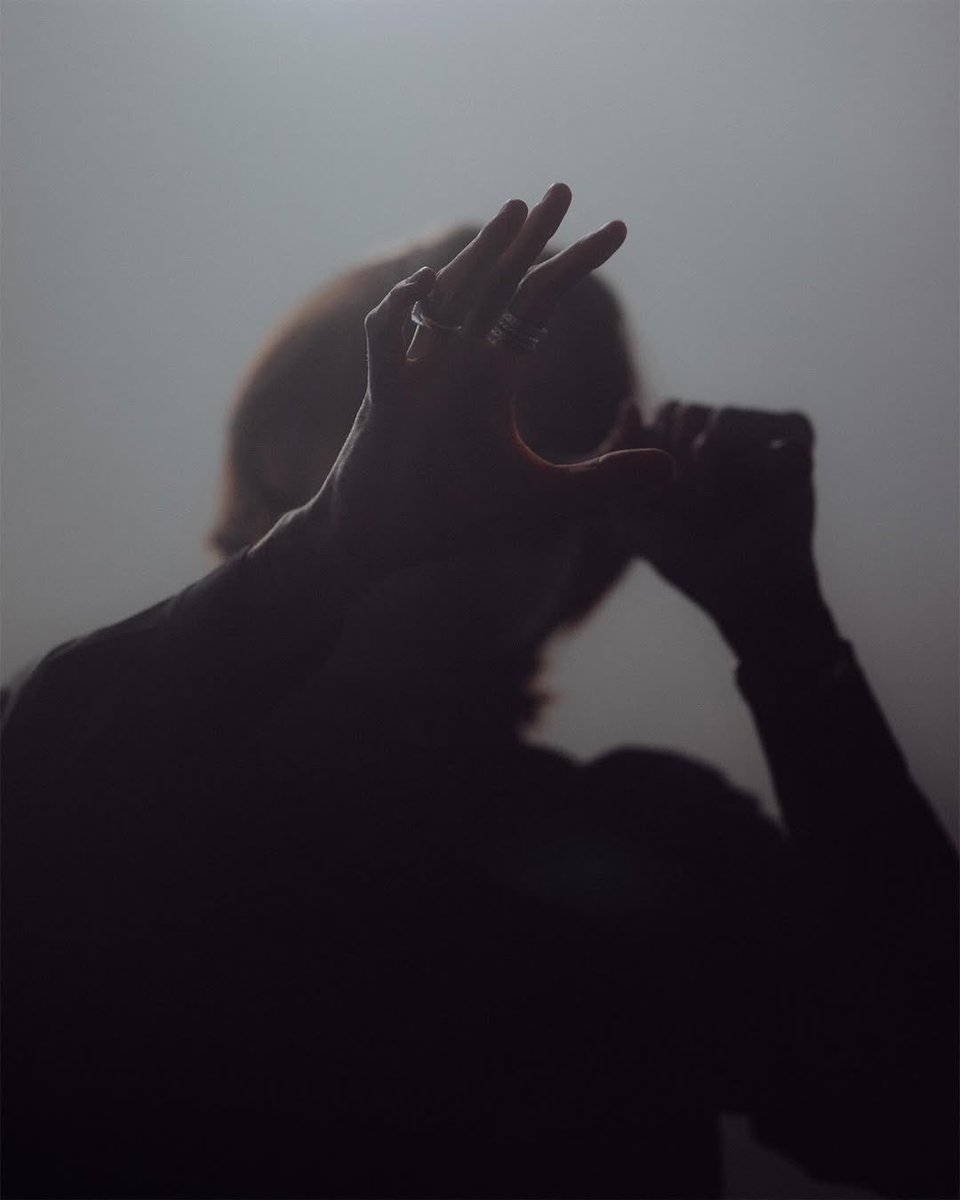 concreteevil's tweet photo. his…. hands….. his fingers….. h…. https://t.co/teerVkZkNS
