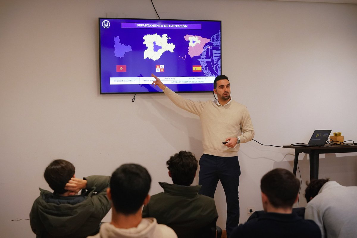RVcantera's tweet photo. 👨🏻‍🏫💜 Hoy hemos recibido a los alumnos del Máster de @LaLiga, dentro del proyecto LaLiga Business School, con los que hemos compartido diferentes temas de la #RVcantera https://t.co/CdM2qmG2JN