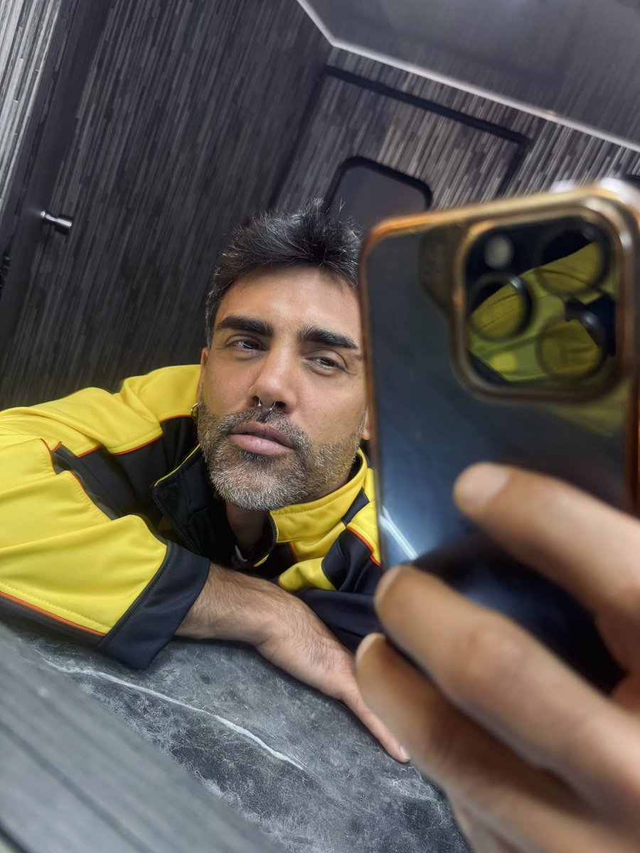 santivok's tweet photo. Todo empieza antes de salir a escena.

… y siempre con un poco de magia. ✨
Hoy tocó jugar a ser entrenador.

Se sintió muy bien.

#SantiValverde #Actor #camper #Futbol #tv https://t.co/f9jEUOX8vh