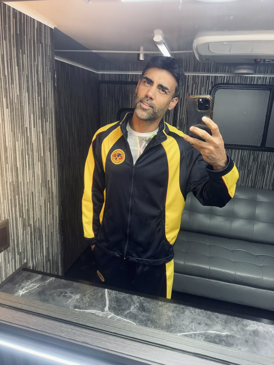 santivok's tweet photo. Todo empieza antes de salir a escena.

… y siempre con un poco de magia. ✨
Hoy tocó jugar a ser entrenador.

Se sintió muy bien.

#SantiValverde #Actor #camper #Futbol #tv https://t.co/f9jEUOX8vh