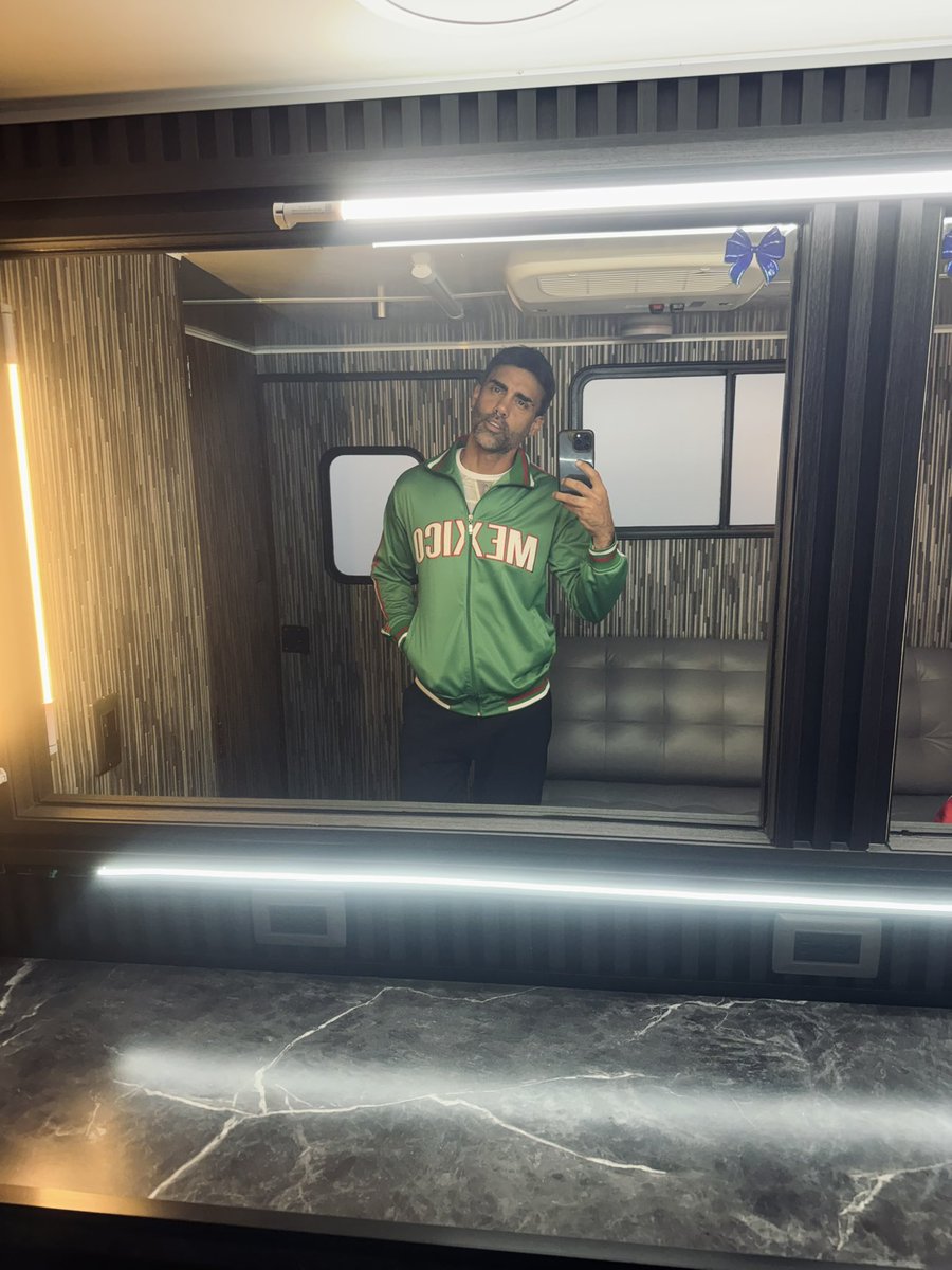 santivok's tweet photo. Todo empieza antes de salir a escena.

… y siempre con un poco de magia. ✨
Hoy tocó jugar a ser entrenador.

Se sintió muy bien.

#SantiValverde #Actor #camper #Futbol #tv https://t.co/f9jEUOX8vh
