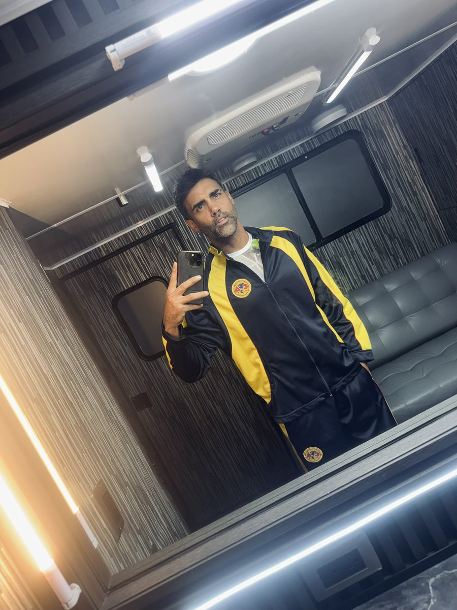 santivok's tweet photo. Todo empieza antes de salir a escena.

… y siempre con un poco de magia. ✨
Hoy tocó jugar a ser entrenador.

Se sintió muy bien.

#SantiValverde #Actor #camper #Futbol #tv https://t.co/f9jEUOX8vh