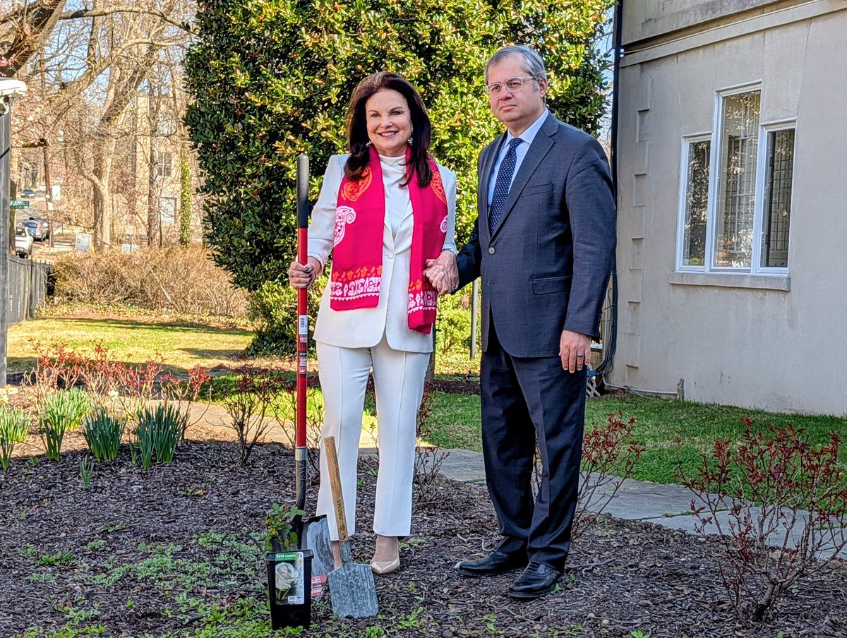 hazar_khazar's tweet photo. Planted together with @RootsofPeace &amp; @WorldFoodPrize winner Heidi Kuhn a symbolic white rose @azembassyus to celebrate #Novruz in 🇺🇸

A shovel, made from cleared mine remnants in Garabagh 🇦🇿, symbolizes a peacebuilding through agriculture. https://t.co/ZFgWYM8wRi