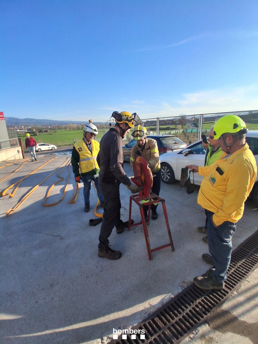 bomberscat's tweet image. Avui, al parc de Vic, hem fet una jornada de pràctiques amb les #ADF d'Osona sobre les tasques amb línia d’aigua i maniobres bàsiques d'intervenció, amb l'objectiu de millorar la coordinació i la resposta en cas d'incendi forestal

#bomberscat