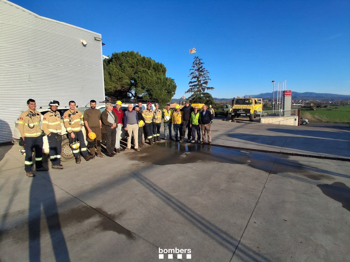bomberscat's tweet image. Avui, al parc de Vic, hem fet una jornada de pràctiques amb les #ADF d'Osona sobre les tasques amb línia d’aigua i maniobres bàsiques d'intervenció, amb l'objectiu de millorar la coordinació i la resposta en cas d'incendi forestal

#bomberscat
