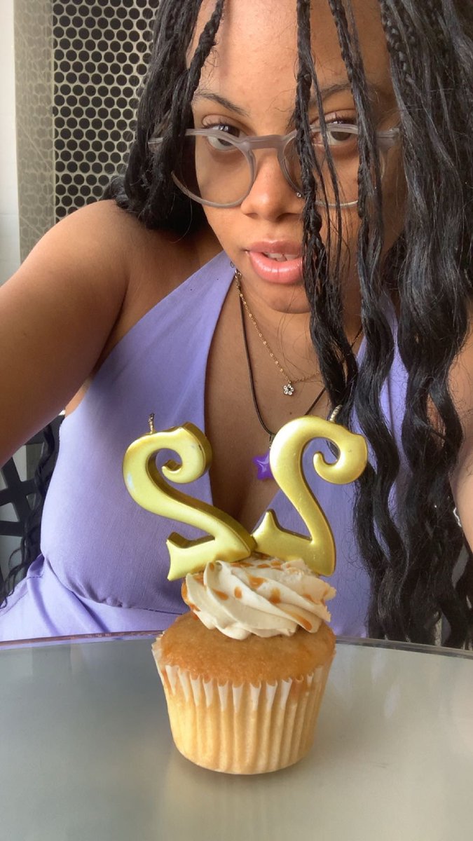 zoeeeeee tweet media