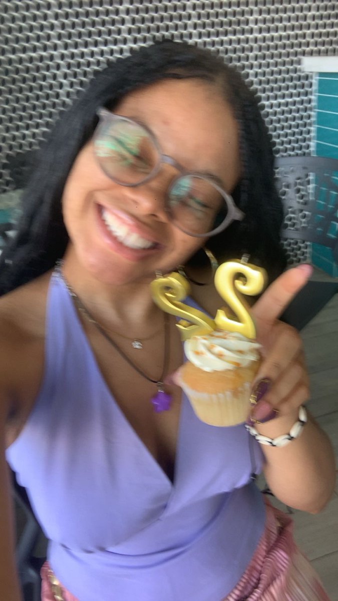 zoeeeeee tweet media